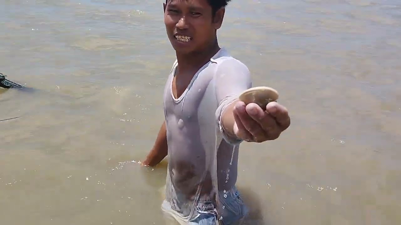 Keseruan mencari kerang bersama, teman teman 