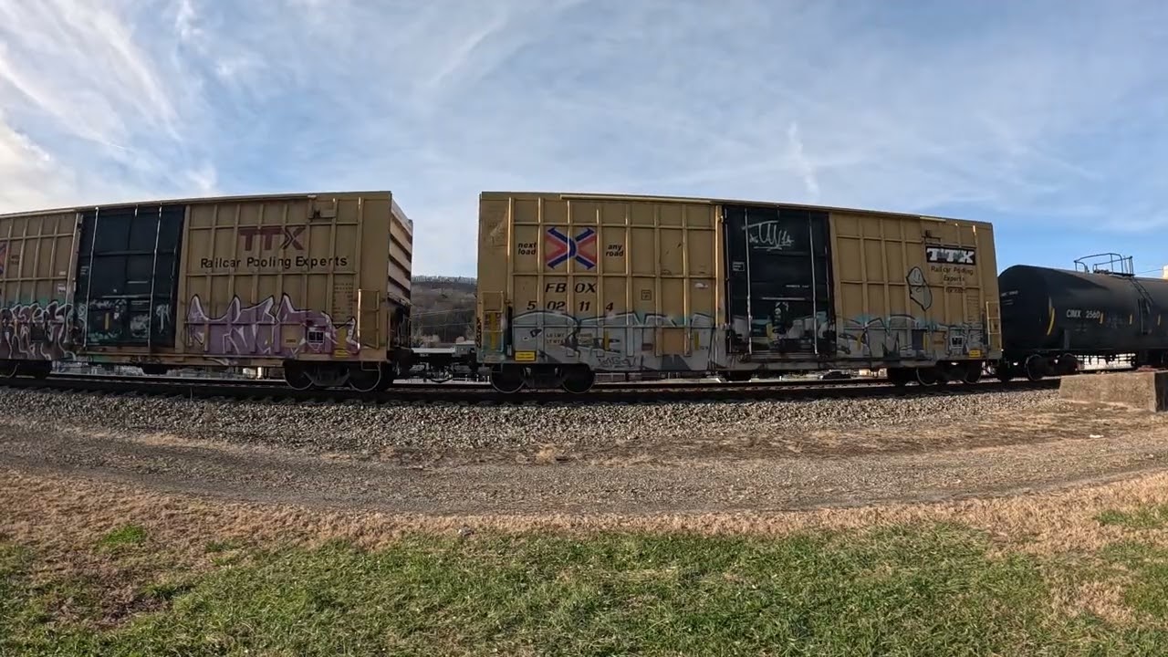 Norfolk Southern 196 heads out of the Rockwood siding 