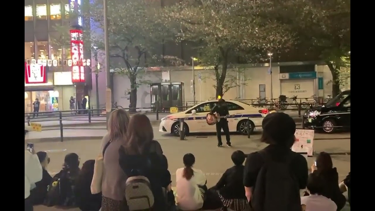 [OLD CIRCUS] Takapi singing in the street