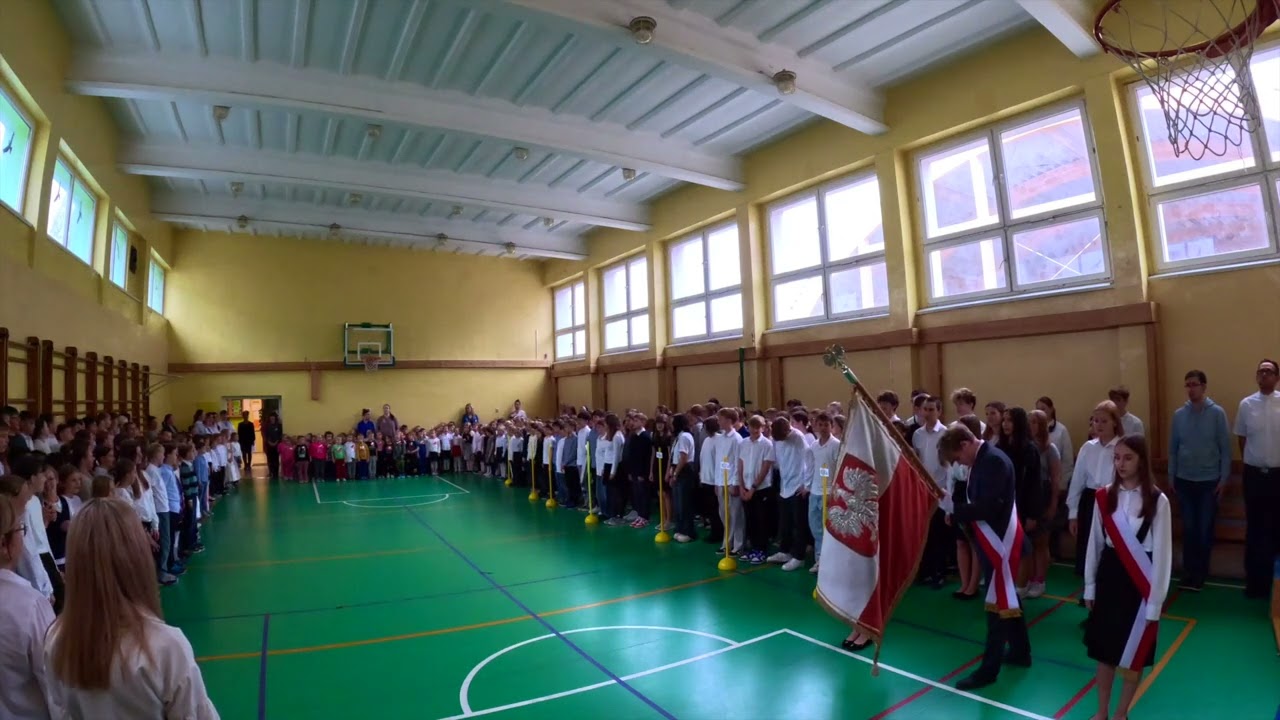 Uczniowie, przedszkolaki, nauczyciele oraz pracownicy szkoły odśpiewali Hymn Państwowy .