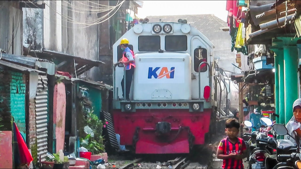 KERETA API MELINTASI JALUR SEMPIT DAN MEPET PEMUKIMAN PADAT KOTA MALANG