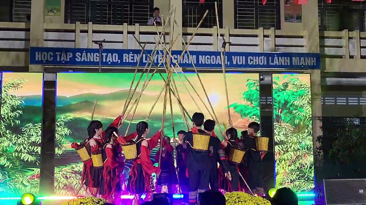 Rừng vàng biển bạc. Biểu diễn: tập thể lớp 7/4