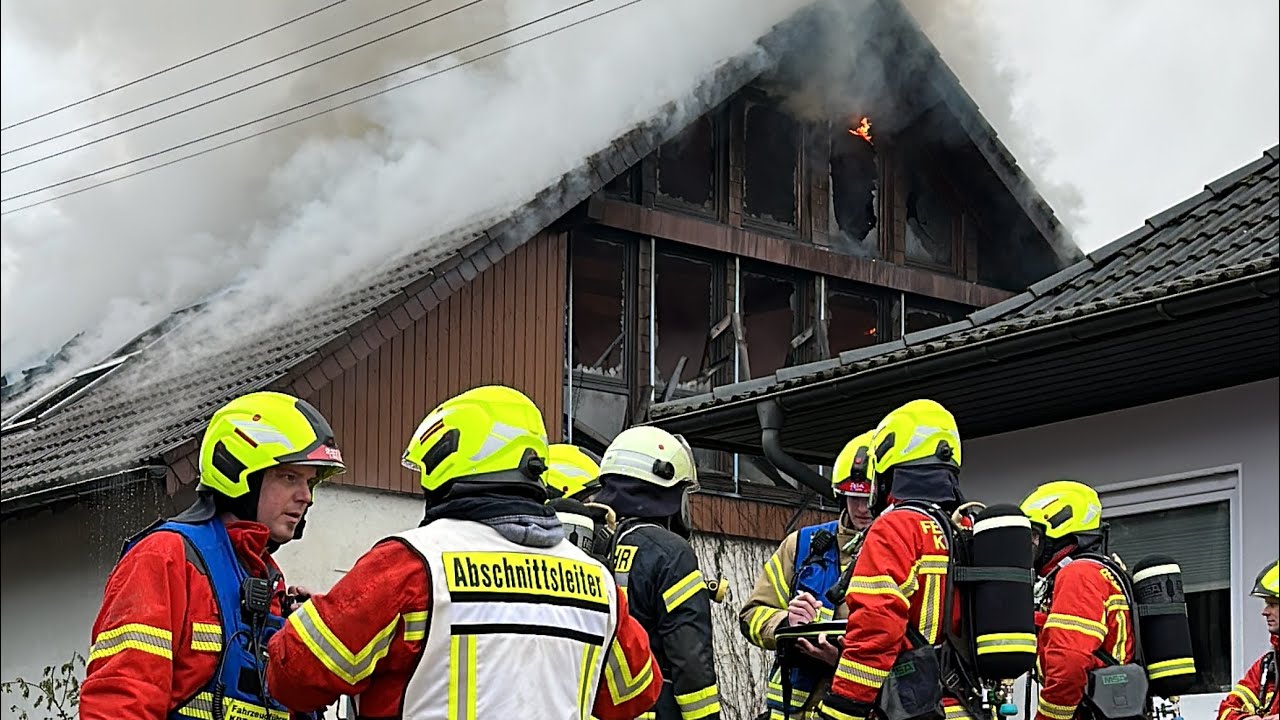 Wohnhaus in Kreuztal steht in Vollbrand - Ehepaar schwer verletzt