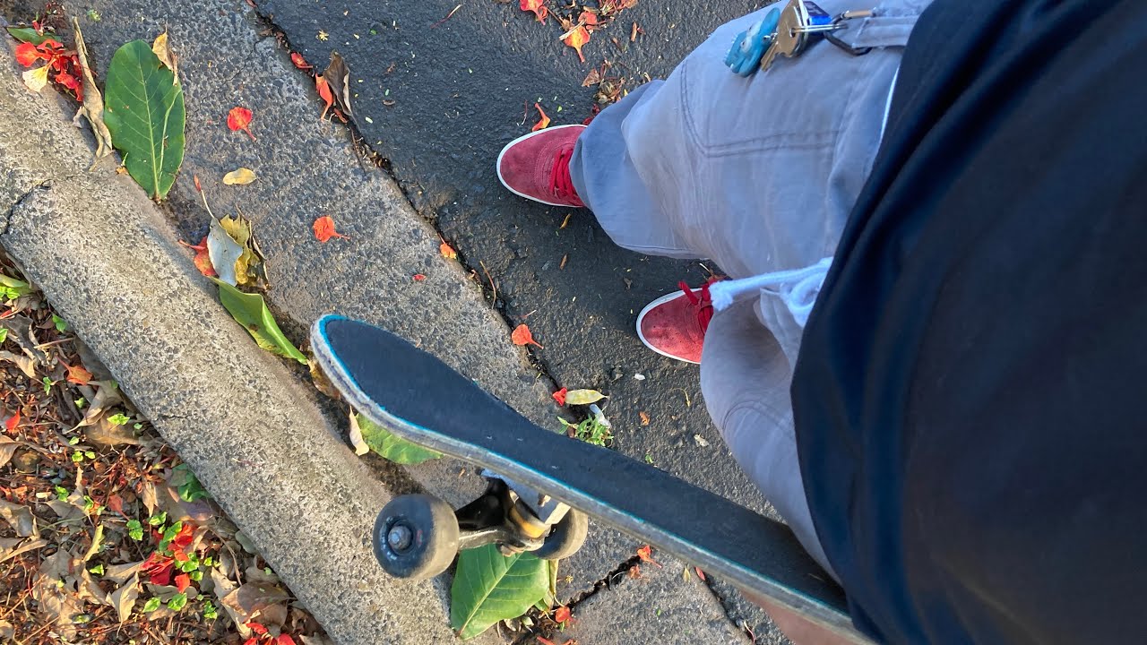andando de skate por ai