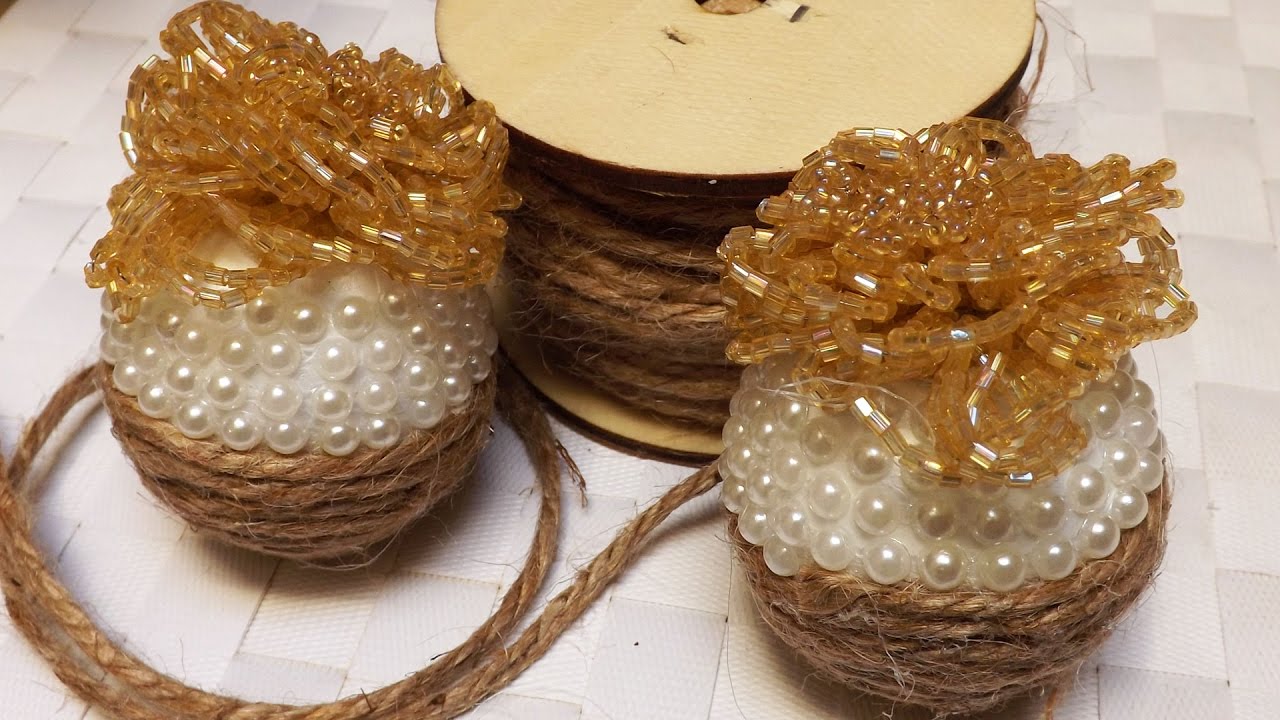 Sfere natalizie con cordino e perline | Decorazioni di Natale fai da te