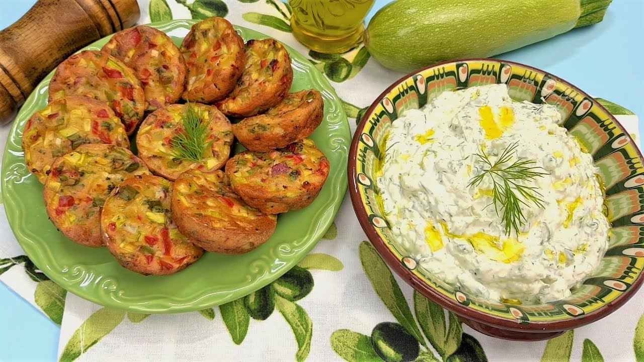 Placintele cu dovlecei la cuptor cu sos cremos de iaurt (tzatziki)