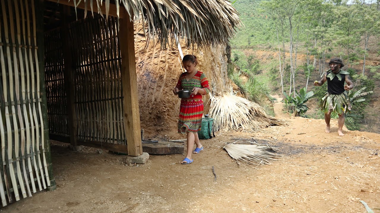 The forest man came to the girl's house, was invited to eat rice mixed with potatoes, primitive life