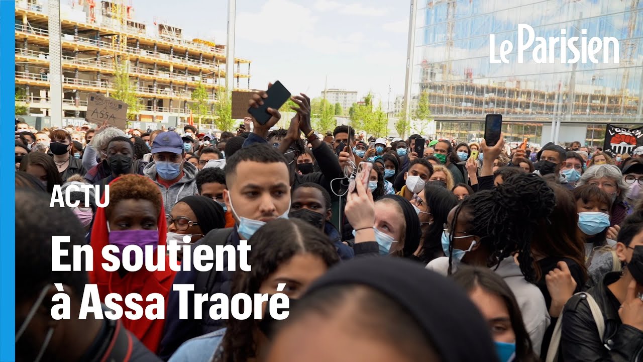 Des centaines de personnes en soutien à Assa Traoré, jugée en diffamation au tribunal de Paris