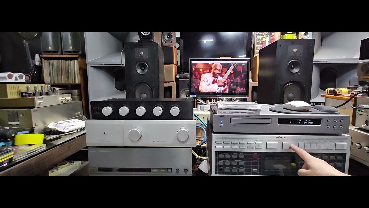 현장 원음이란 저역에서  왜곡되고 과장음이 들린다면 특히 대형스피커는 중고역이 쏘고 거칠어지며 무대음상이 좁아지며 악기 소리들의 투명도도 저하됩니다 소리찾는 것은 메이커 기기들로 