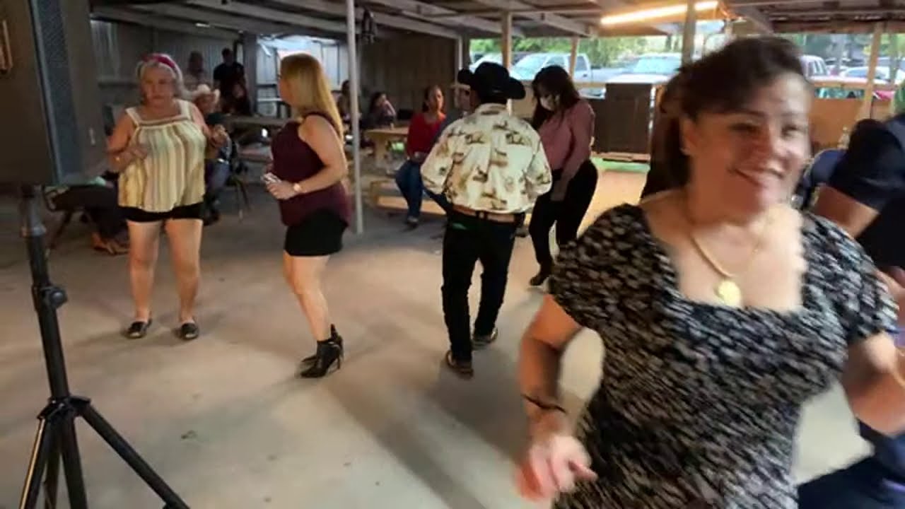 que chulo baile ranchero ! Con los Extraños de Nuevo Leon