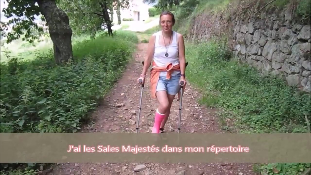 Mamy et sa résine Rose - Les béquilles, c'est sportif!