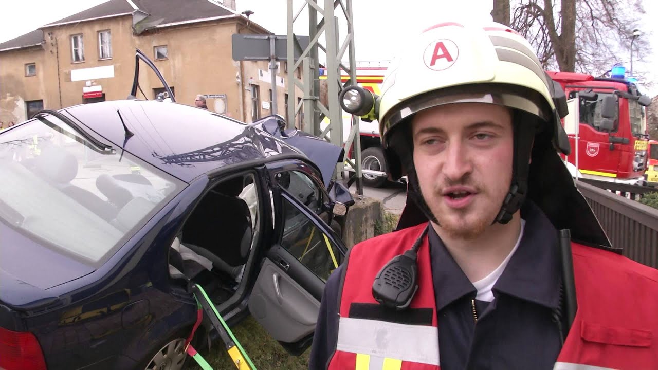 Scheibenberg: Auto prallt gegen Strommast