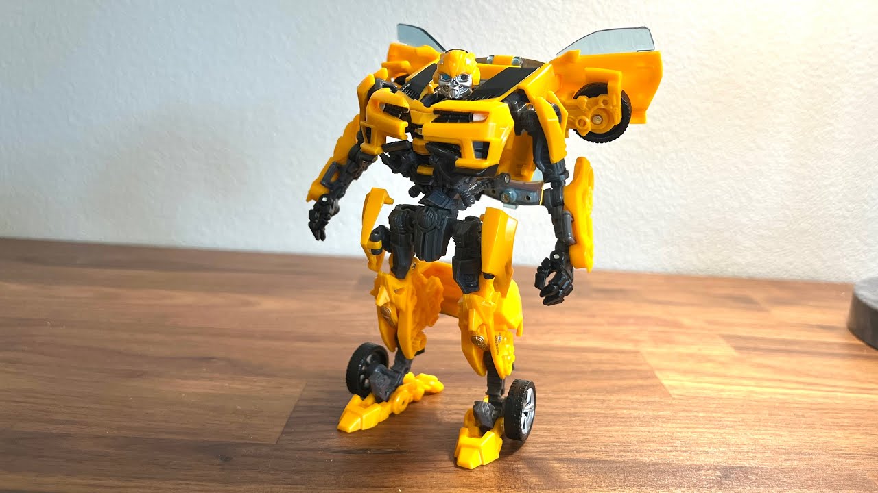 UNIVERSAL STUDIOS EXCLUSIVE Transformers Bumblebee Review