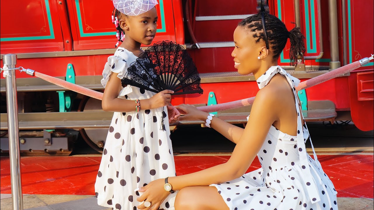 Mom & Daughter Sit-Up Challenge | Get to Know Baby Tee 🧸