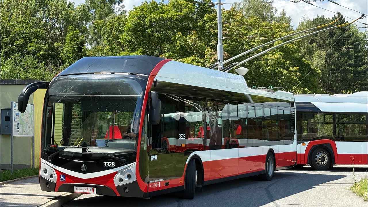 J&iacute;zda trolejbusovou linkou 30 s vozem &Scaron;koda 32Tr 3328