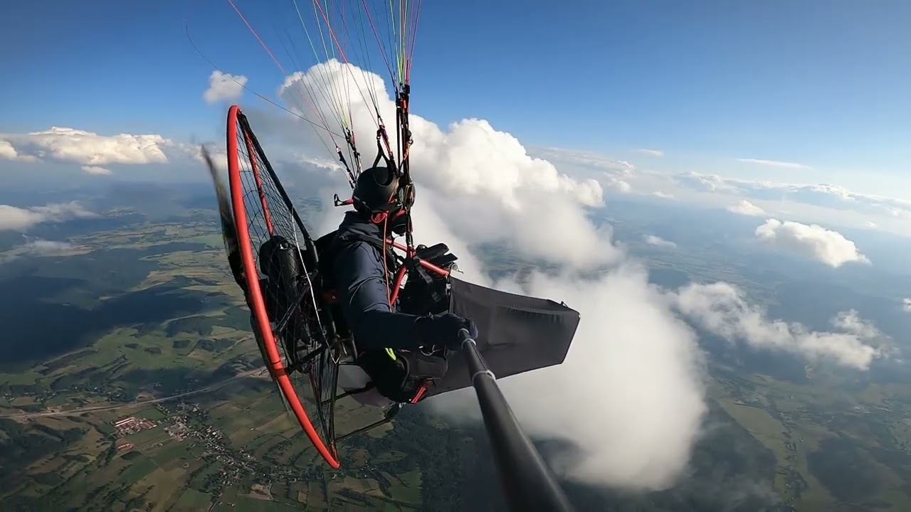 FL95 Paramotor cocoon above the clouds. Do sufitu. Paralotnia PPG.