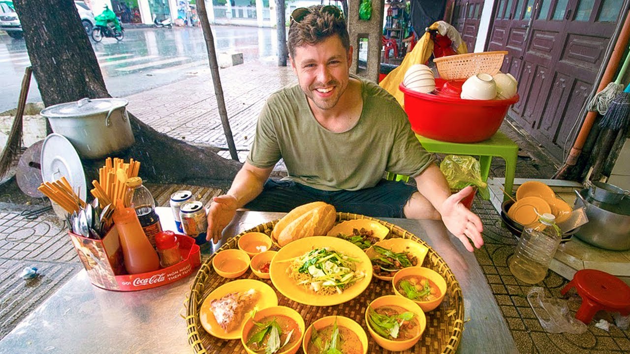 Fortune Wheel Of OFFAL STEW!!! So Many Varieties of Saigon's Popular Afternoon Snack!