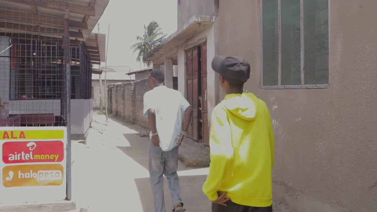 Huyu jamaa vp mbna simuelewi@kidege@baba anjera