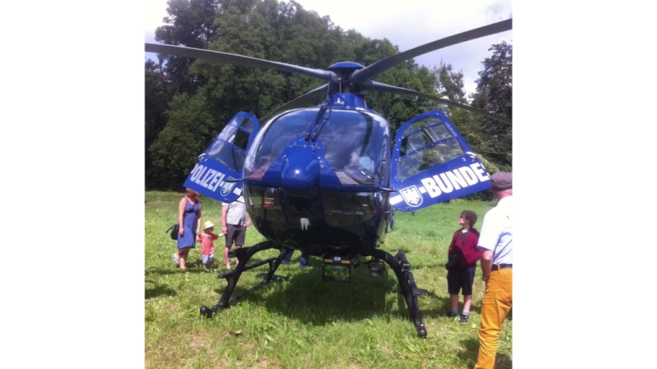 Hubschrauber der Bundespolizei am Segelflugzentrum Ohlstadt