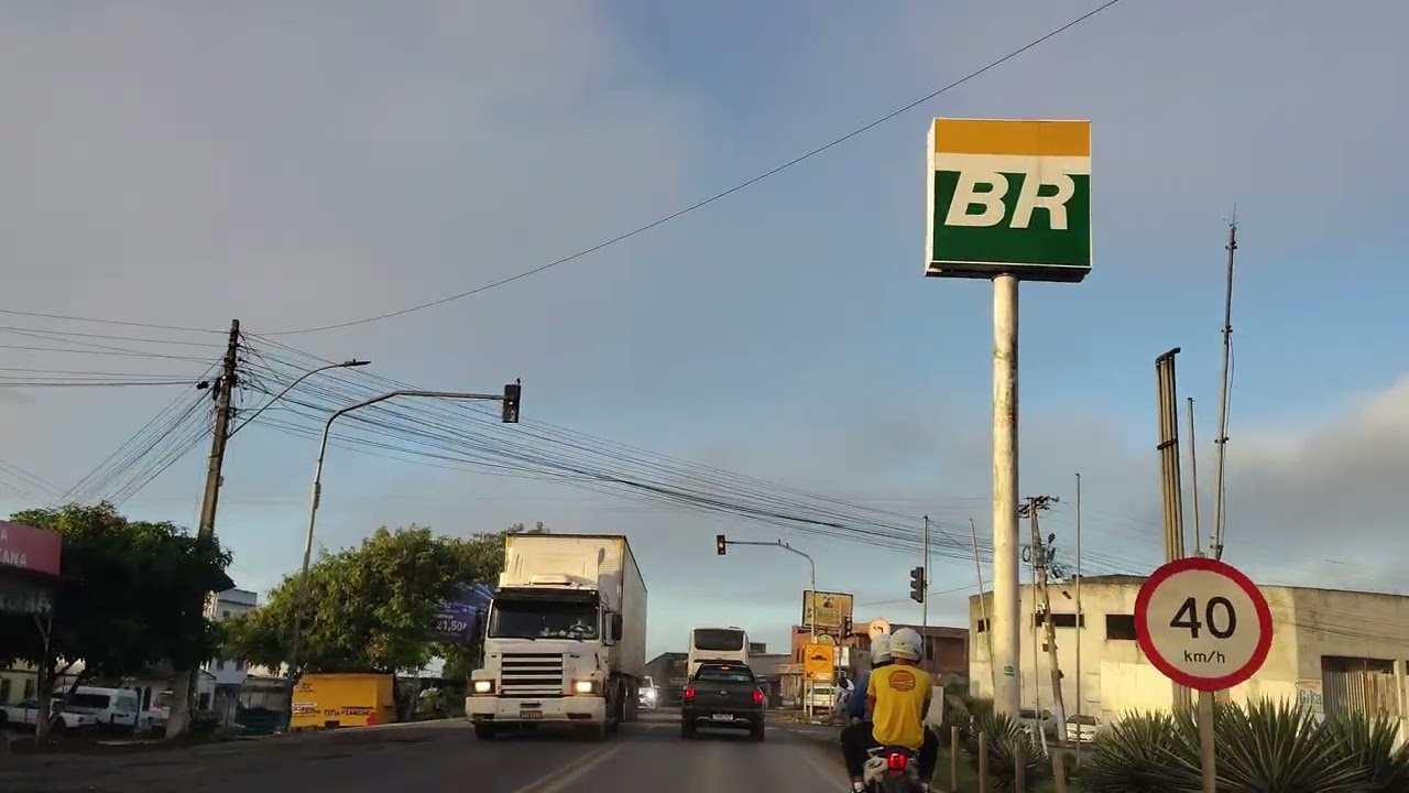 Veja a ultrapassagem perigosa da caminhonete. Brasil, Bahia, BR 116 Sentido Salvador. 