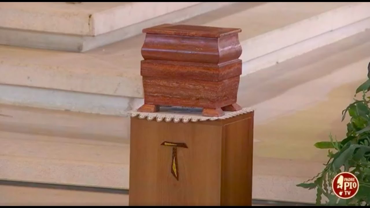 Santa Messa 5 settembre 2021. Giornata di Spiritualità per gli artisti. Urna di Raffaella Carrà