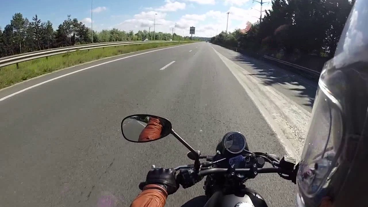 Moto Guzzi V7 III Stone 2017 - No Commentary