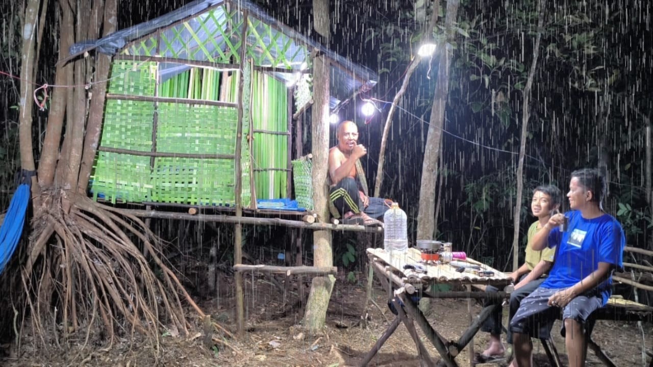diguyur hujan deras di cabin pohon akar, fhishig & camping, tidur nyenyak sampai pagi