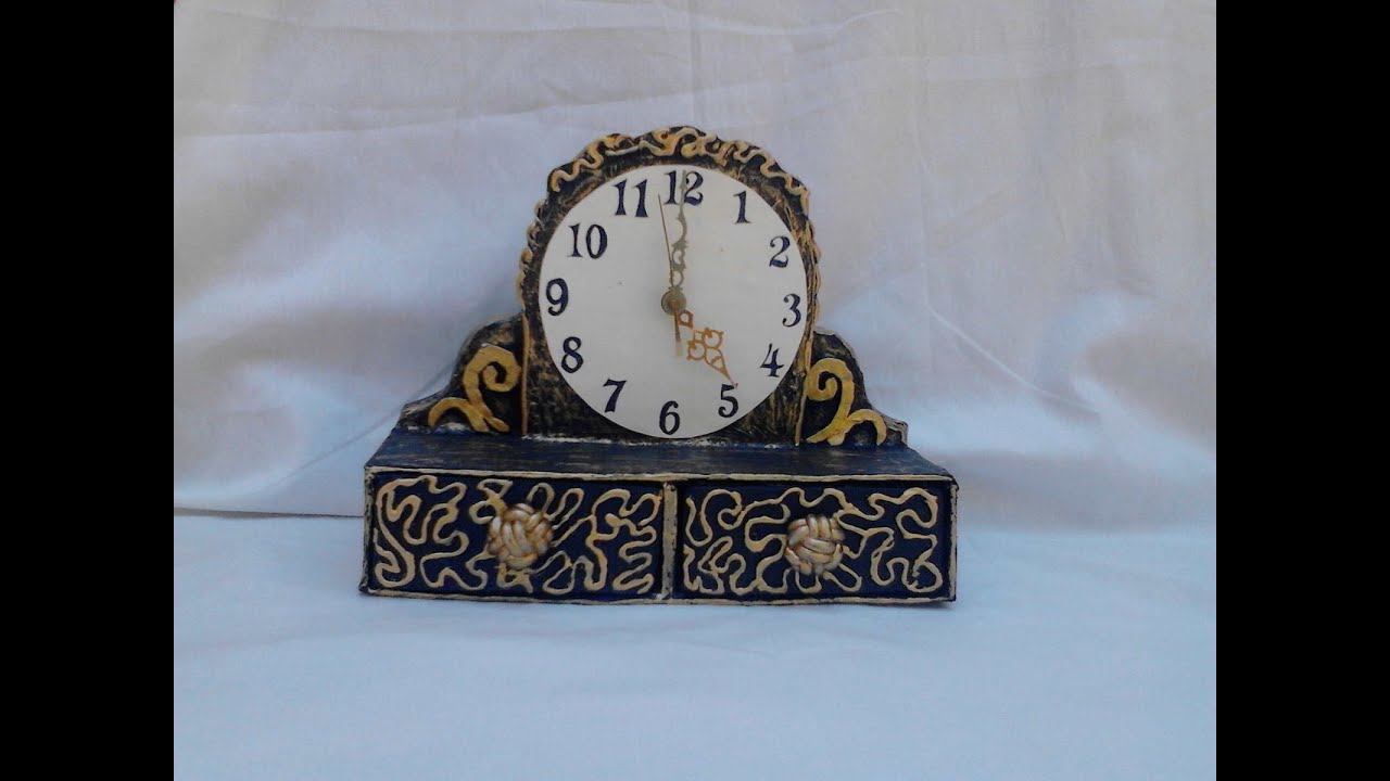 reloj con cajones hecho de carton