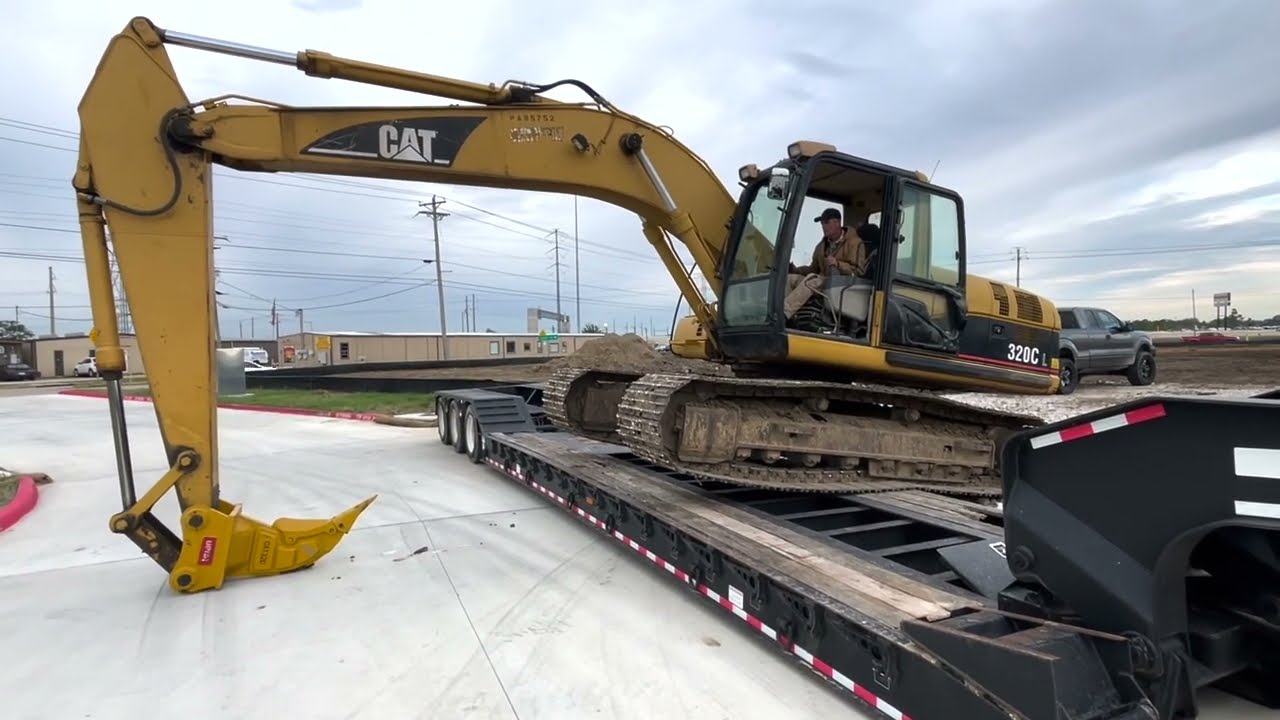 Боковая загрузка экскаватора Cat 320 на прицеп RGN
