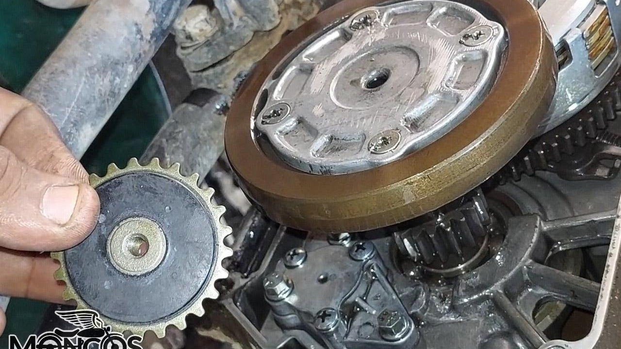 Aprende de la buena mecánica  por poco y se funde esta moto