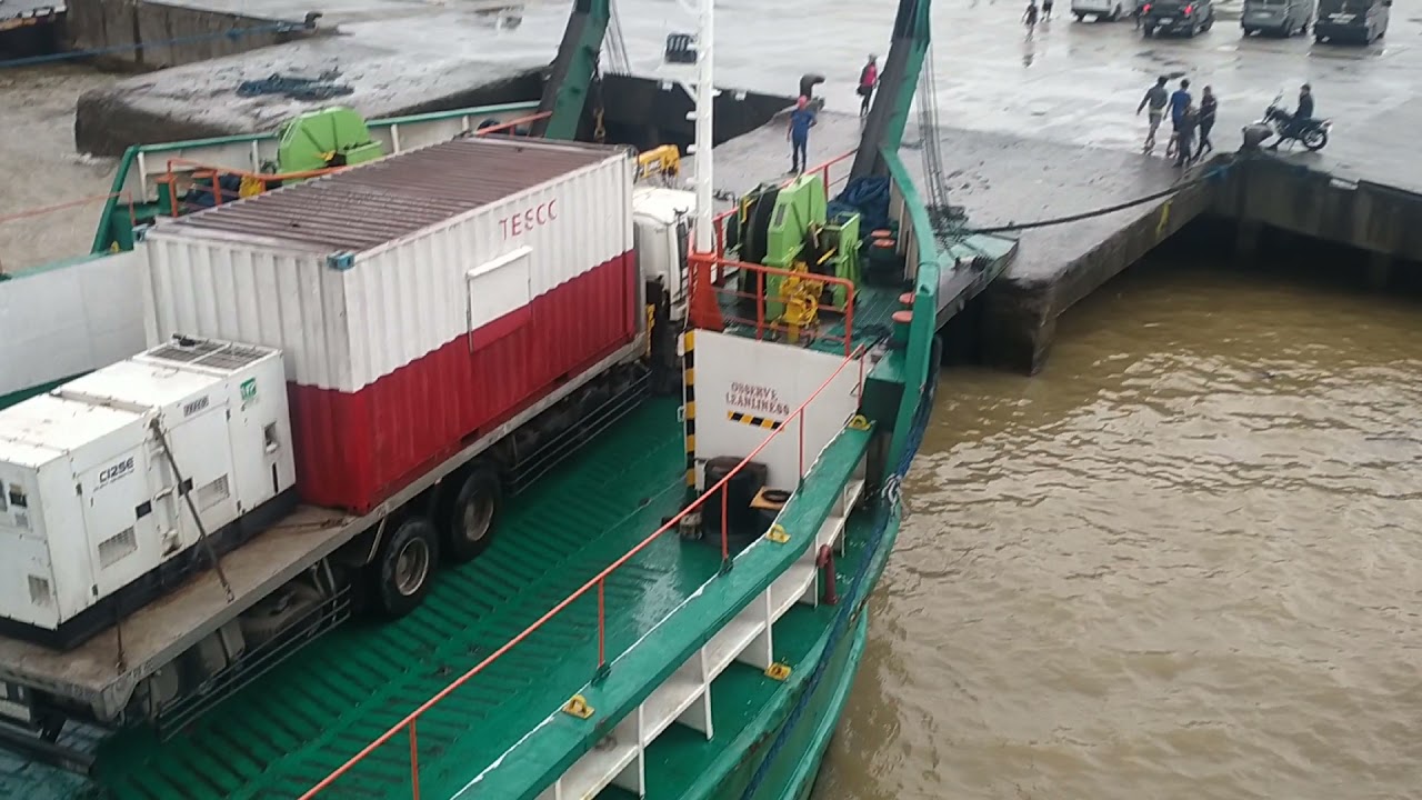 Matnog Port Ferry Boat UNLOADING| Dahan dahan baka tumagilid ang barko | Ang mga baboy muntik na.
