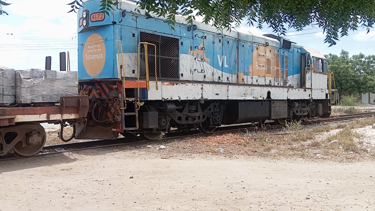 Trilheiro fazendo descarregamento de trilho no trecho de Santaluz no km 296