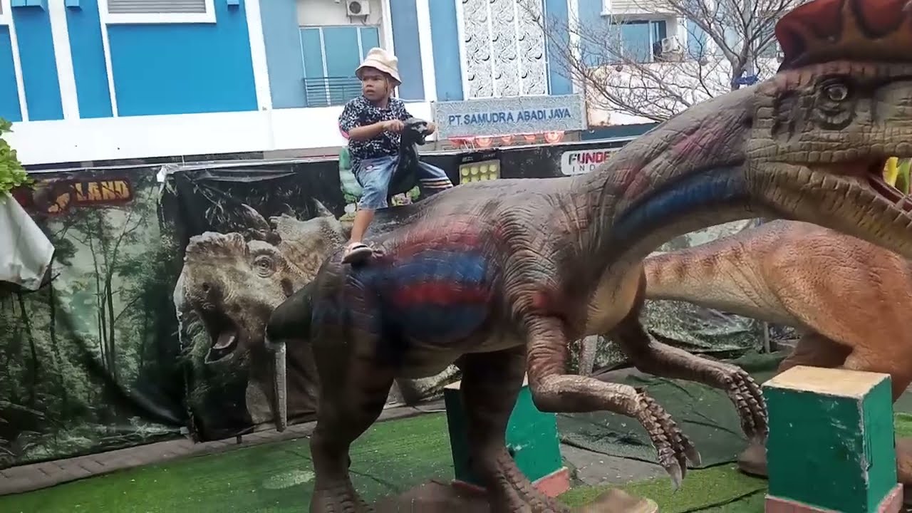 Adzriel naik Dinosaurus 