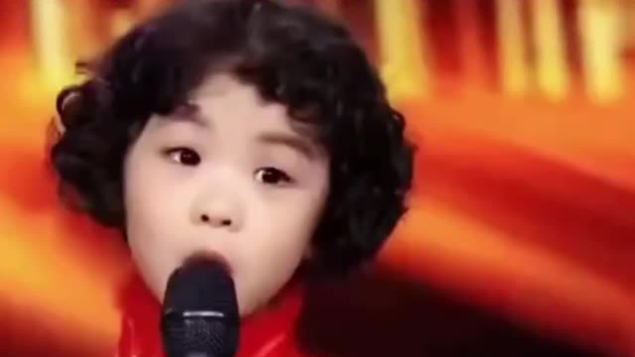 刘和刚携全家同台演唱一首《我和我的祖国》女儿超萌逗乐主持人@DOU+小助手