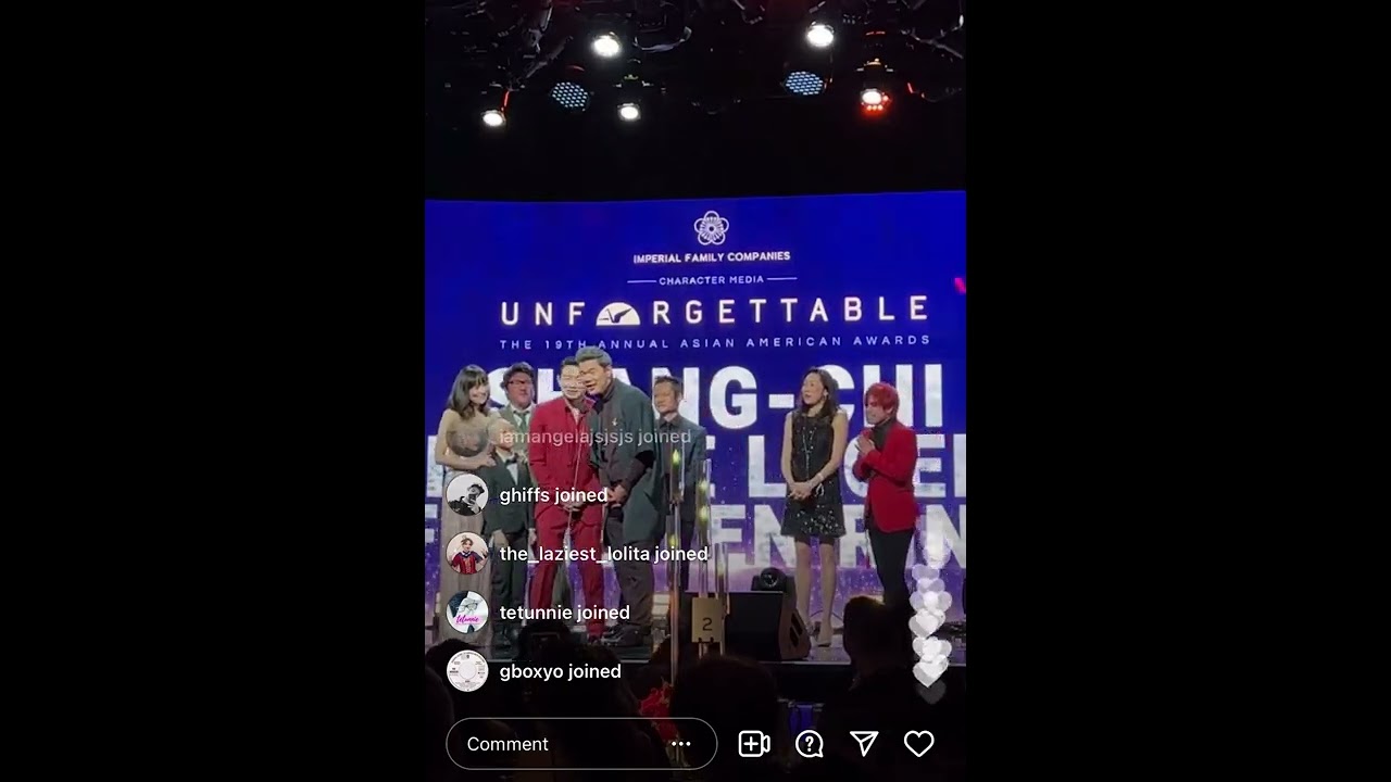 Simu Liu imitando al director Destin Daniel en la Unforgettable Gala 💛