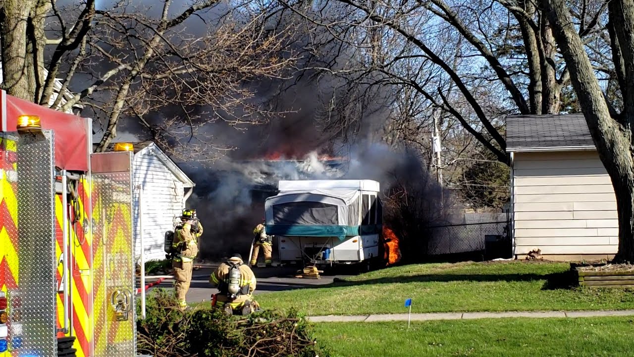 Gurnee FD + Mutual Aid on Scene of a Working Structure Fire in Grandwood Park, IL