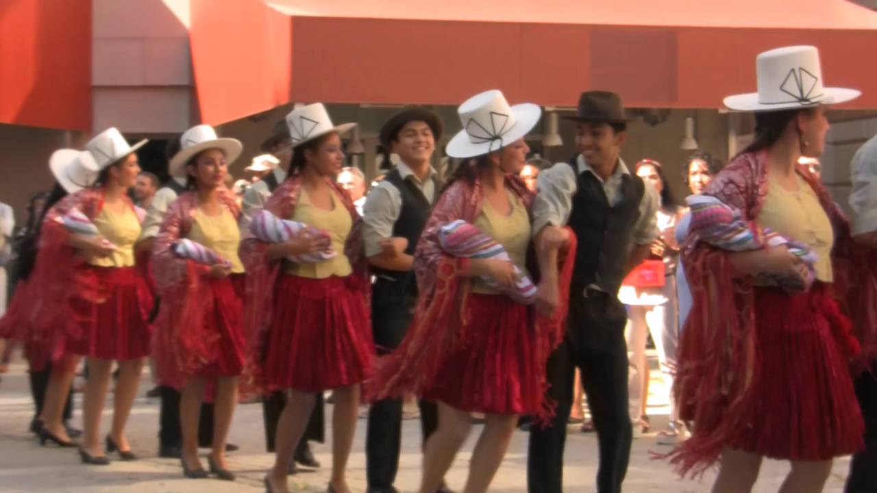 Demostración folklórica del Hughes Schools Cochabamba Bolivia.