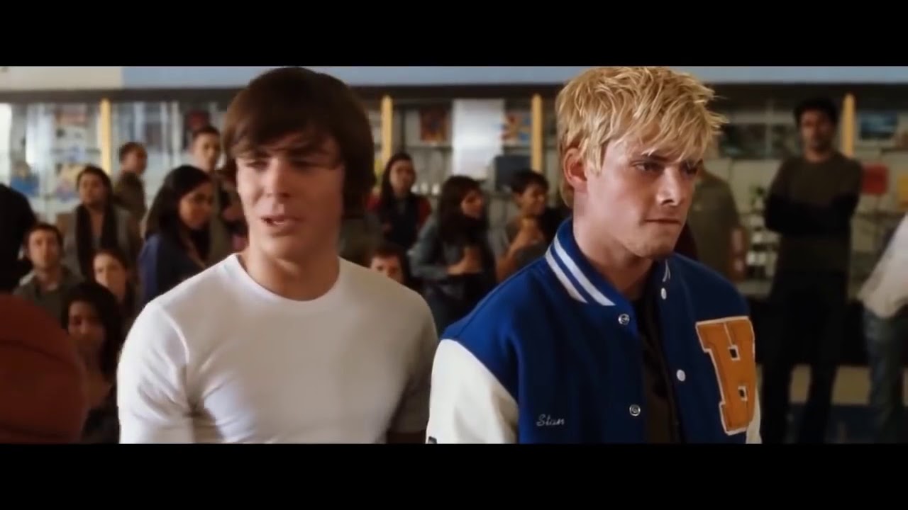 Filme 17 outra vez (2009) - Valent&atilde;o (bullie) &eacute; confrontado na cantina da escola.
