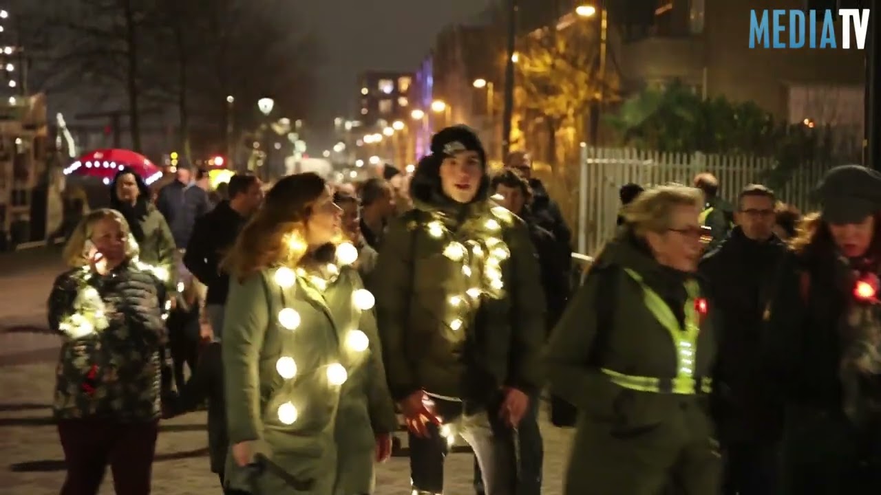 Fakkeltocht door centrum van Maassluis