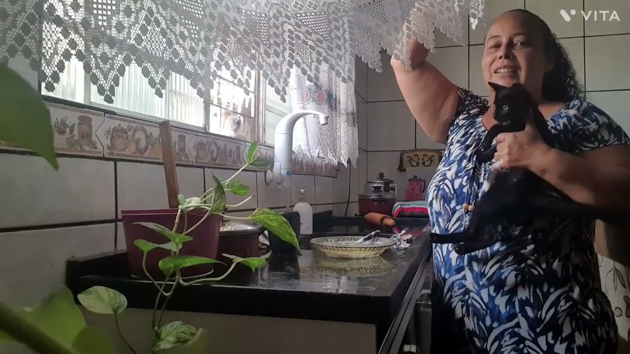 Dona de casa /fiz pão caseiro no forno elétrico 