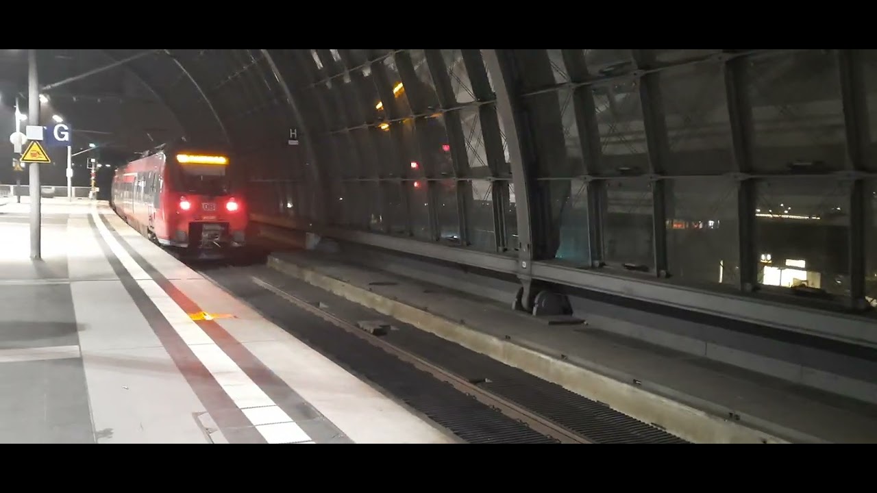 Ansagen/Zugverkehr in Berlin Hbf in der Nachtzeit