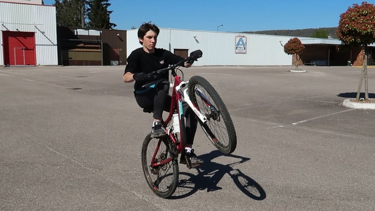J’APPRENDS À UN DÉBUTANT DE 14 ANS À FAIRE DES WHEELING ! 😱 