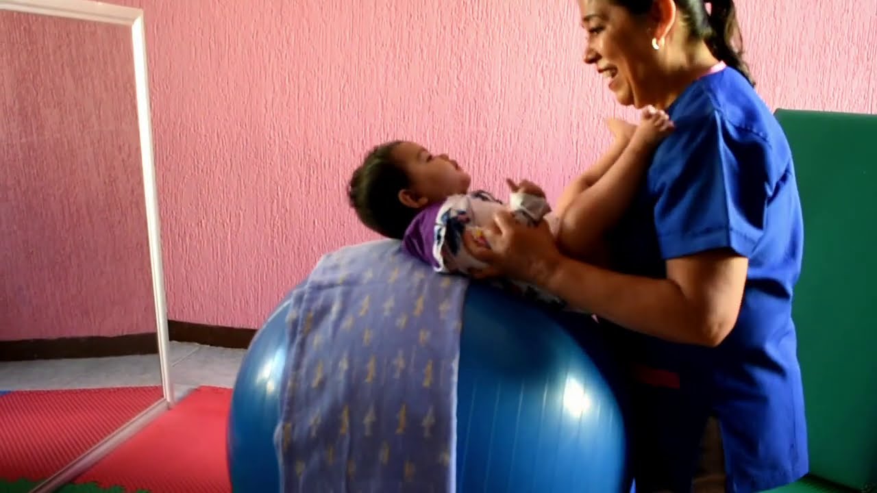 Ejercicios básicos en pelota para bebés.
