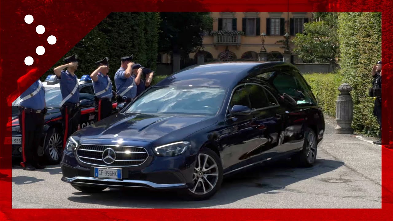 Arcore, feretro Berlusconi esce da Villa San Martino, diretto verso il Duomo per i funerali