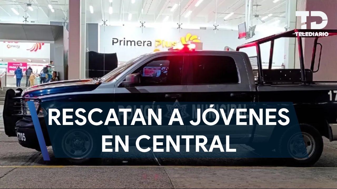 Policías rescatan a jóvenes en la central camionera de Tlaquepaque