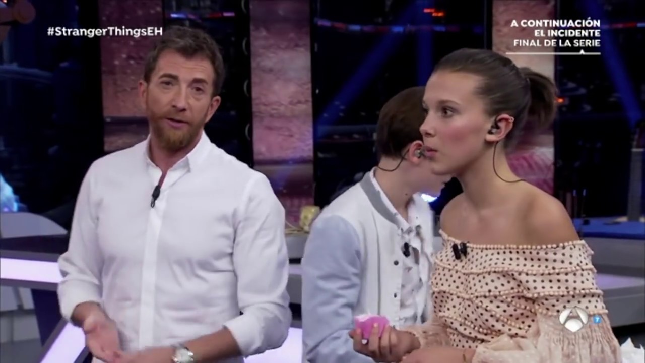 Millie and Noah fight the demogorgon on spanish TV show