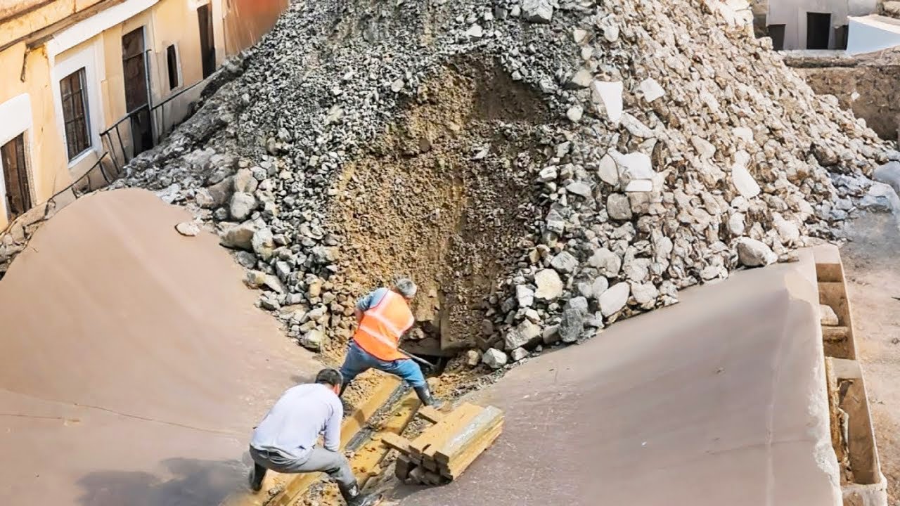 The Complete Process Of Unloading A Huge Block Of Phosphate Rock! Unloading Is Very Difficult!