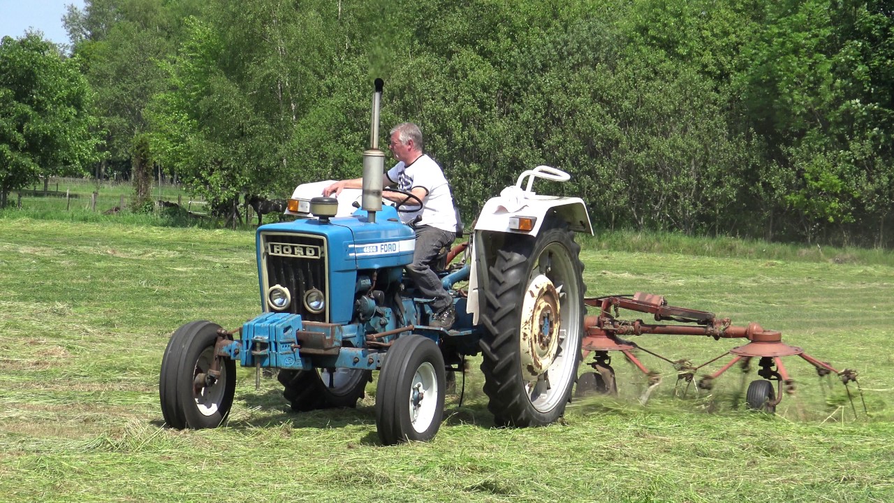 FORD 4600 MET EEN KUHN 4 ELEMENTS SCHUDDER