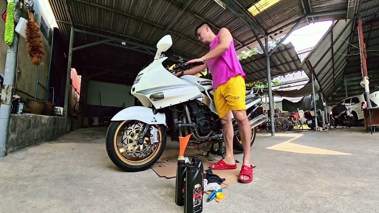 เปลี่ยนน้ำมันเครทื่องให้เจ้าคุณปู้ ZZR1100C