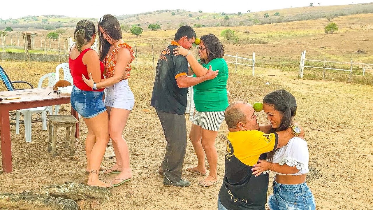 PILILIU COSPE SEM QUERER A NAMORADA NA DANÇA DA LARANJA 😂